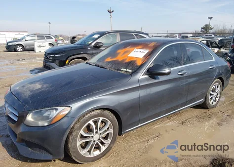 2016 Mercedes-Benz C 300 z USA, uszkodzony, nr VIN 55SWF4JB8GU165269
